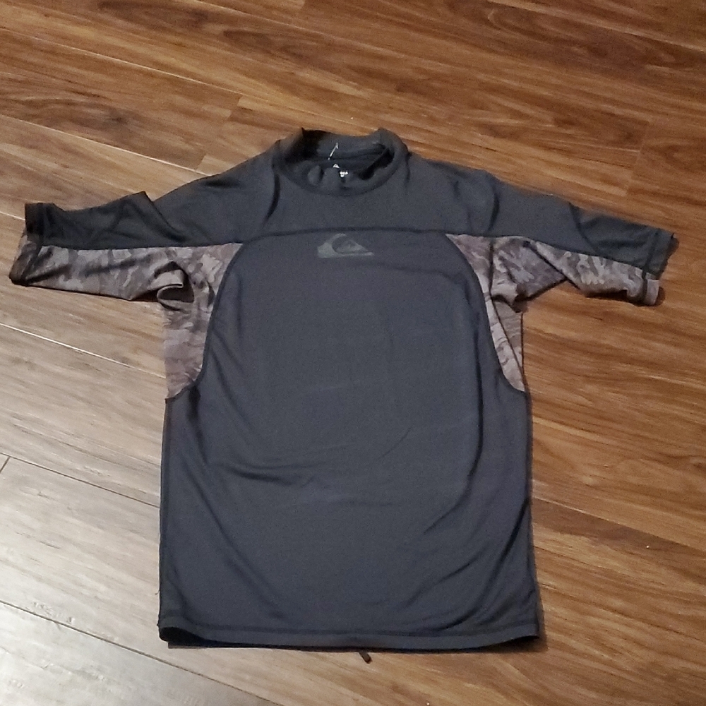 Quiksilver Men's Black and Gray Camo Rash Guard